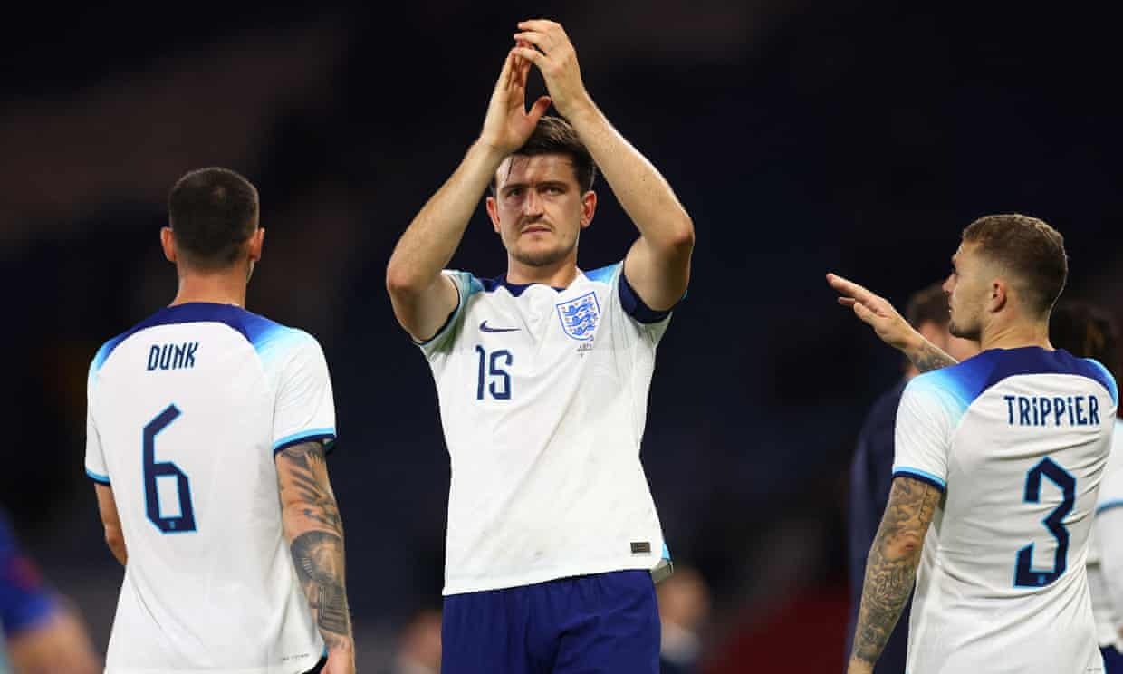 Maguire vỗ tay cảm ơn người hâm mộ sau trận cùng tuyển Anh hạ chủ nhà Scotland 3-1 ngày 12/9. Ảnh: Reuters